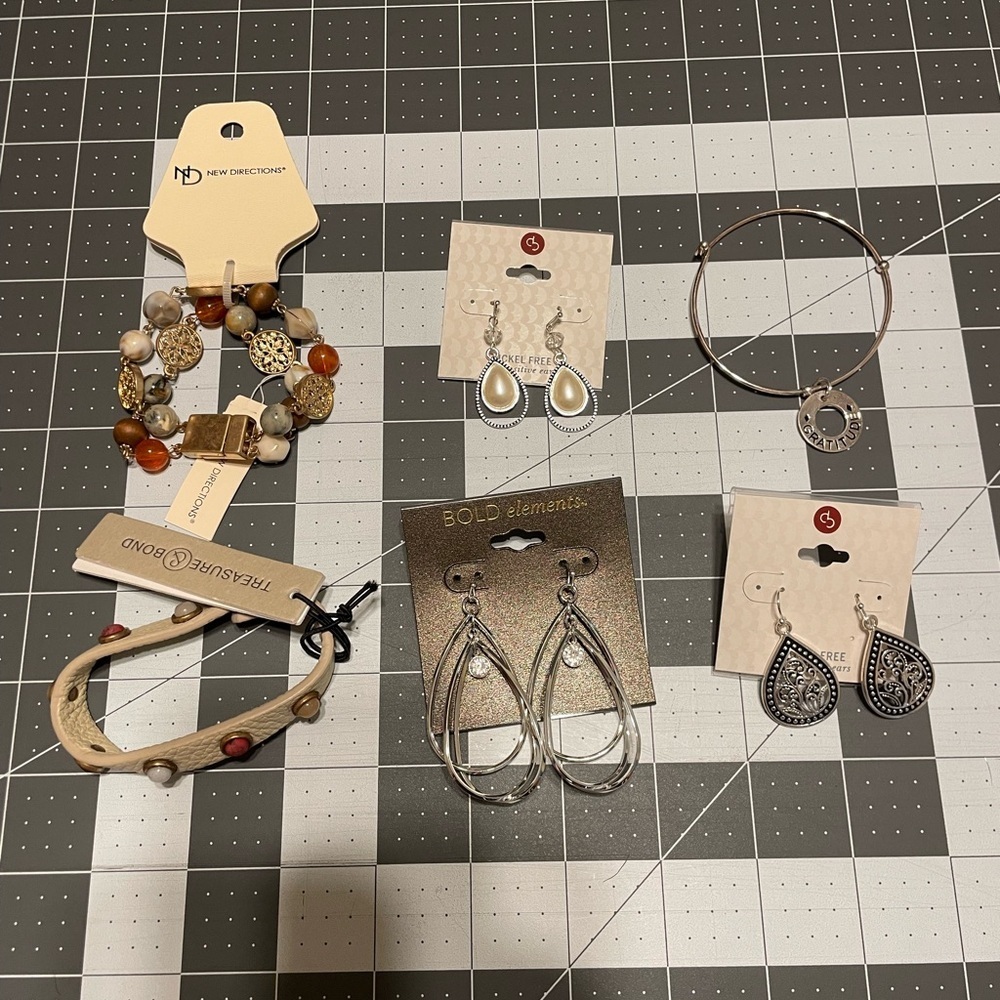 Silver and Gold Toned Jewelry Lot G06 6625